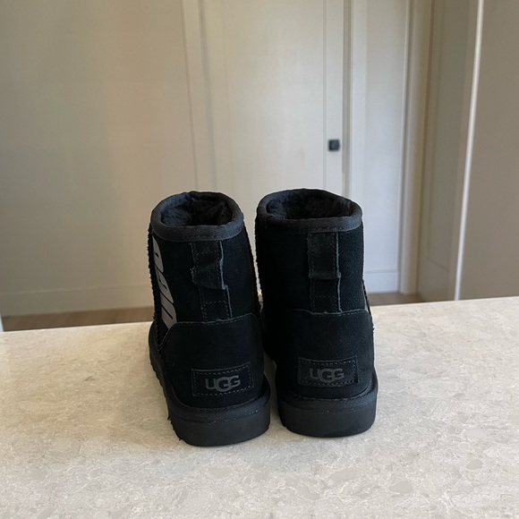 New UGG Black Classic Mini UGG Rubber Logo Boots, Size US 7 - Picture 9 of 11